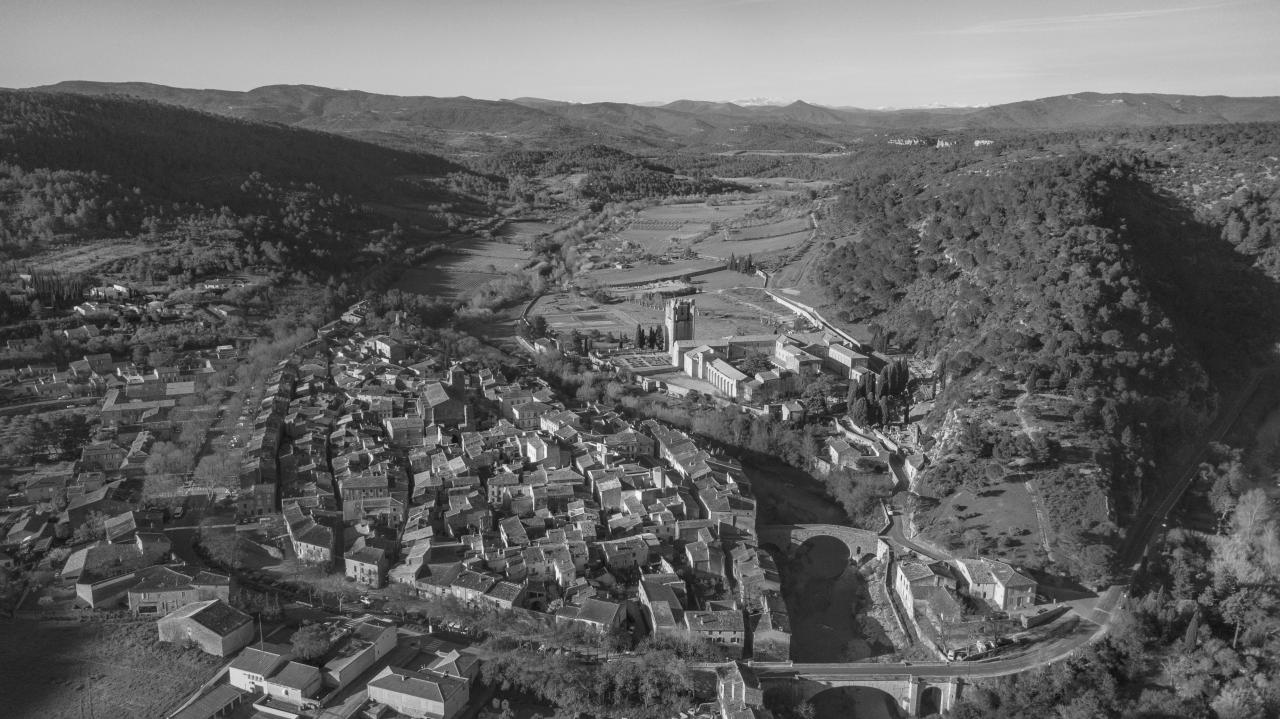 Vue du village de Lagrasse, classé Plus Beau Village de France - Idriss Bigou-Gilles